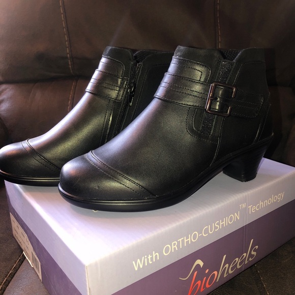 Black leather ankle boots 6.5  with box - Picture 8 of 9